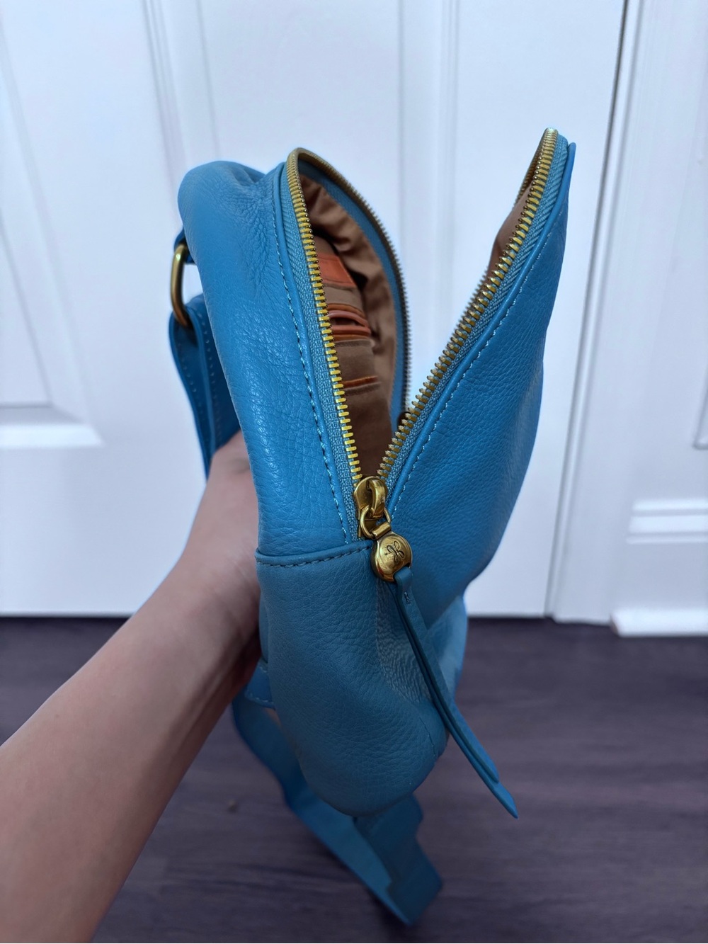 NWOT HOBO pebbled leather “Fern” sling bag in peacock blue - Picture 10 of 12